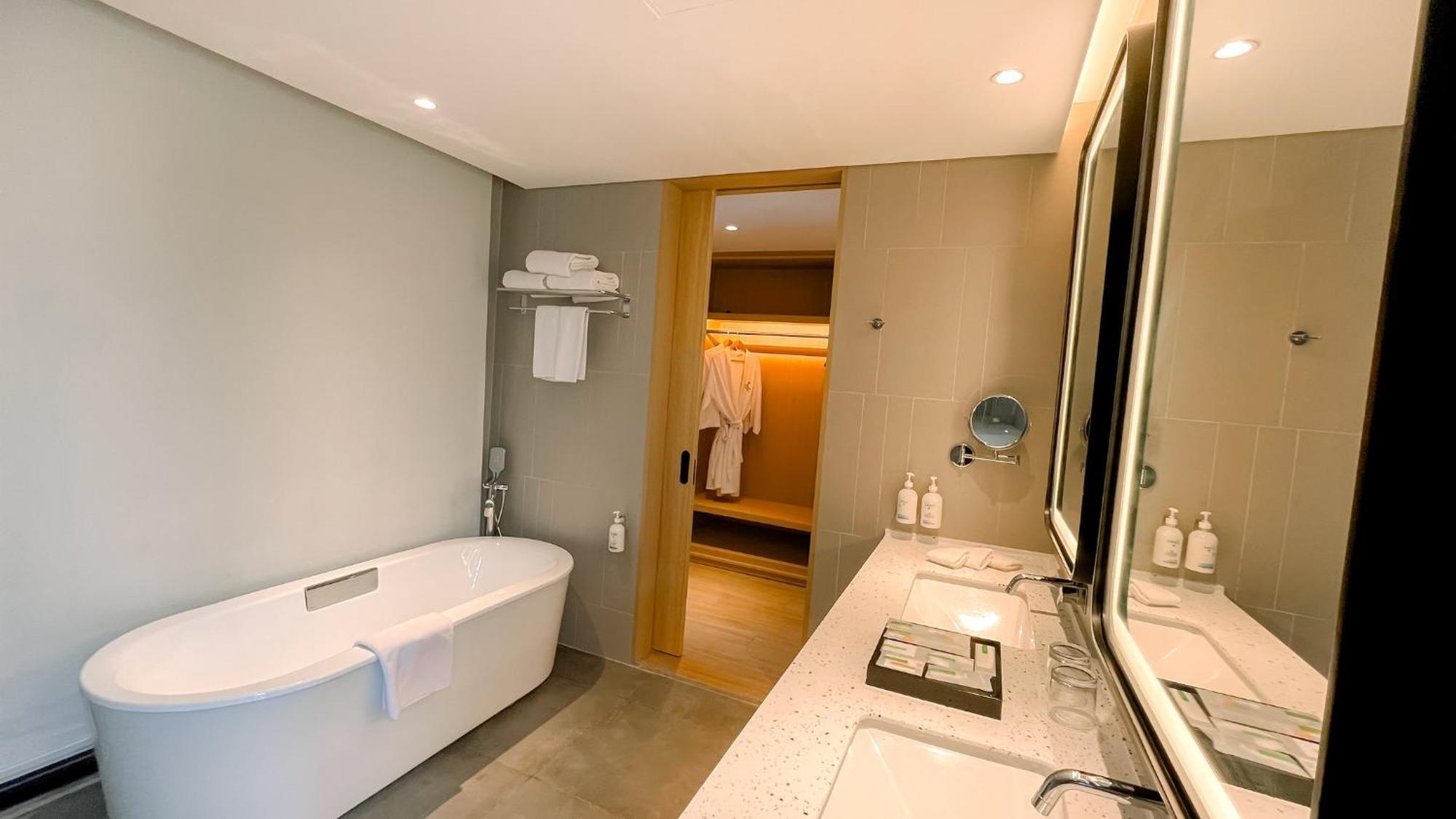 Holiday Inn Lampung Bukit Randu By Ihg Bandar Lampung Exterior photo